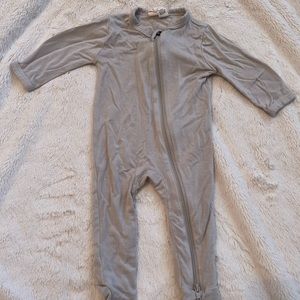 Kyte Baby light grey onesie, NB